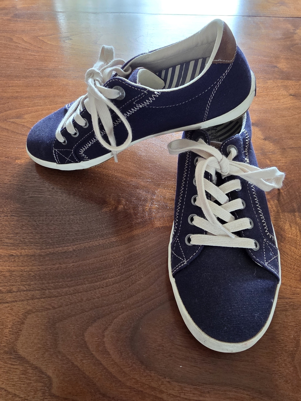 Taos Starburst Navy Sneakers Size 8